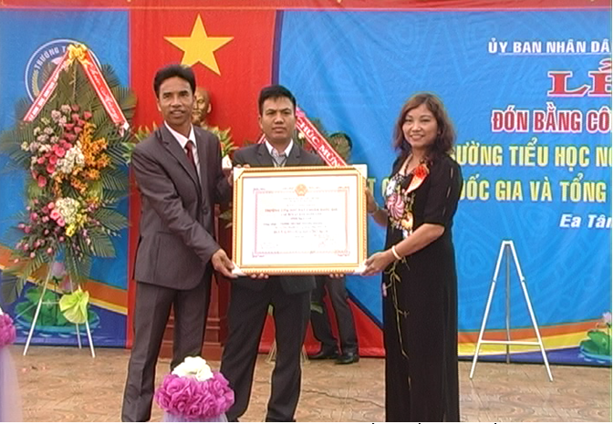 Trường Tiểu Học Nguyễn Khuyến, Xã Ea Tân Đón Nhận Trường Chuẩn Quốc Gia.